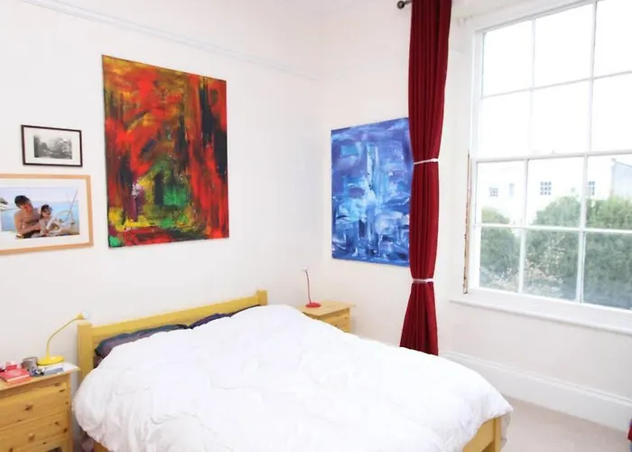 Stunning Arty Apartment In The Heart Of Clifton