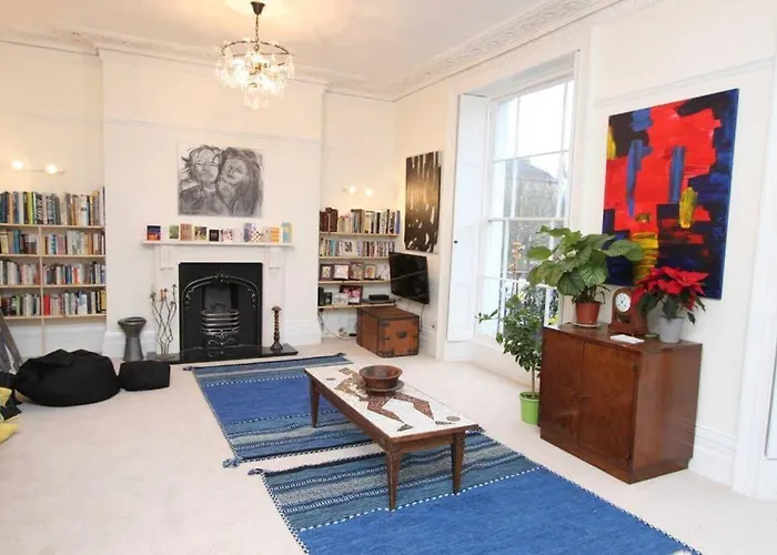 Stunning Arty Apartment In The Heart Of Clifton